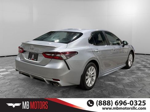 Used 2024 Toyota Camry SE image 3