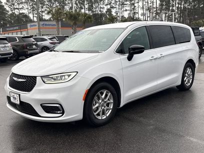 Used 2025 Chrysler Pacifica Select
