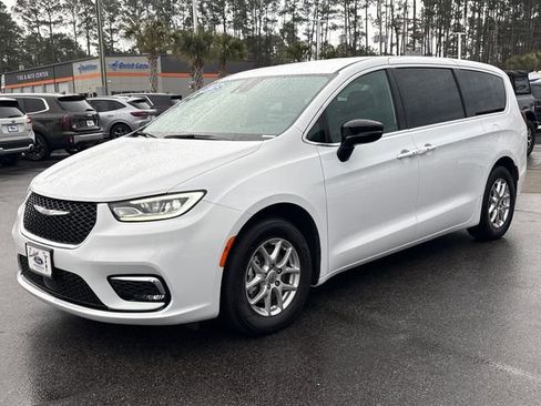 Used 2025 Chrysler Pacifica Select image 1