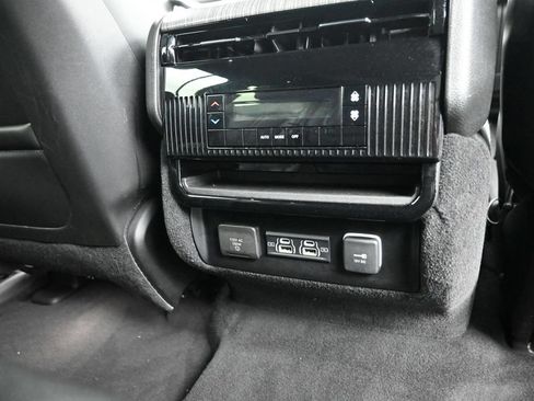 Used 2024 Jeep Wagoneer L Series II w/ Flexible Seating Group AWD/4WD image 12