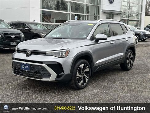 Certified 2025 Volkswagen Taos SE w/ Panoramic Sunroof Package image 8