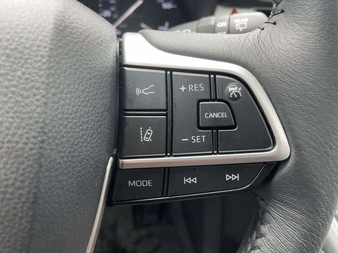 Used 2025 Toyota Sienna XLE image 36