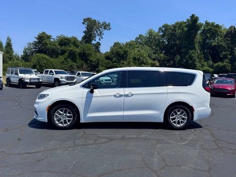 Used 2025 Chrysler Pacifica Select FWD image 3
