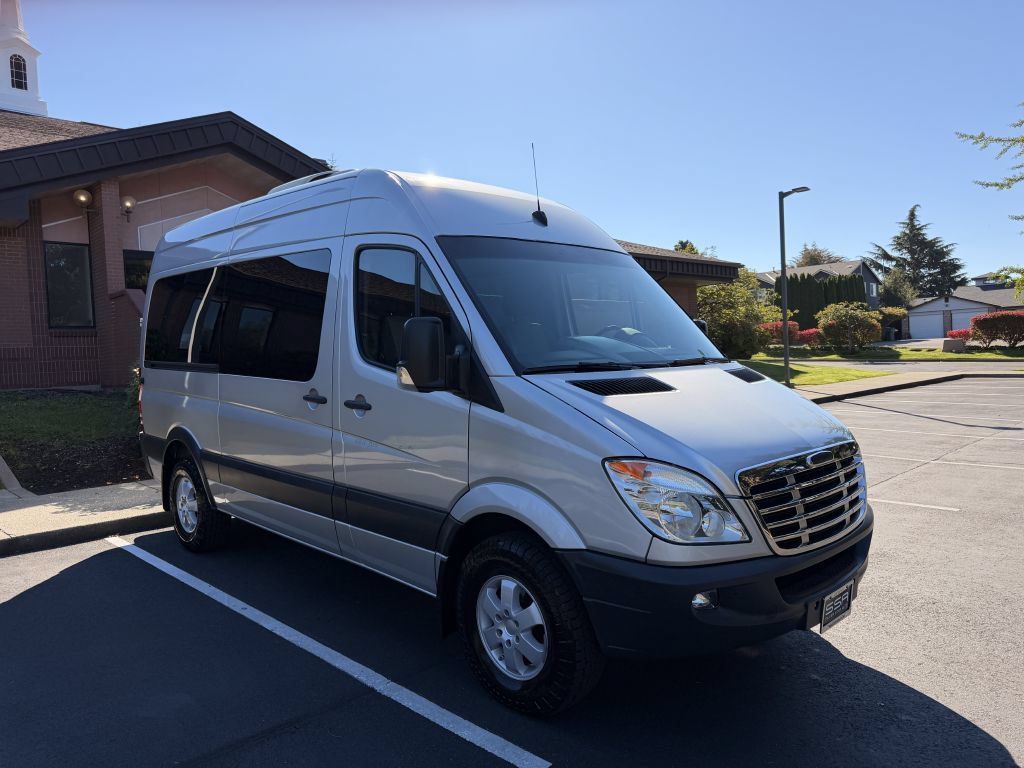 Used 2009 Freightliner Sprinter 2500 RWD image 3