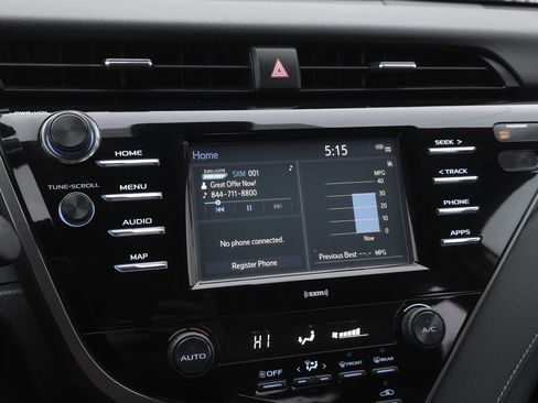 Used 2020 Toyota Camry SE image 11