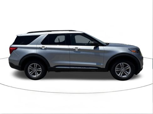 Used 2023 Ford Explorer XLT AWD/4WD image 2