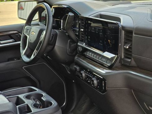 Used 2025 Chevrolet Silverado 1500 LT AWD/4WD image 13