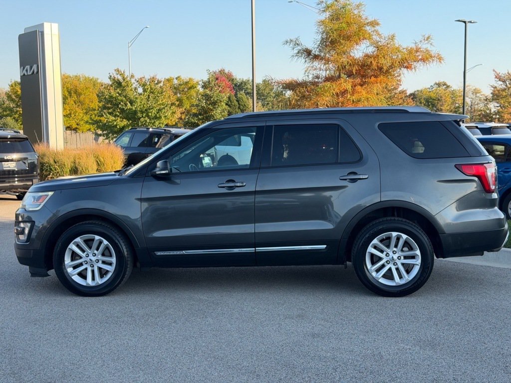 Used 2017 Ford Explorer XLT w/ Equipment Group 201A FWD image 3