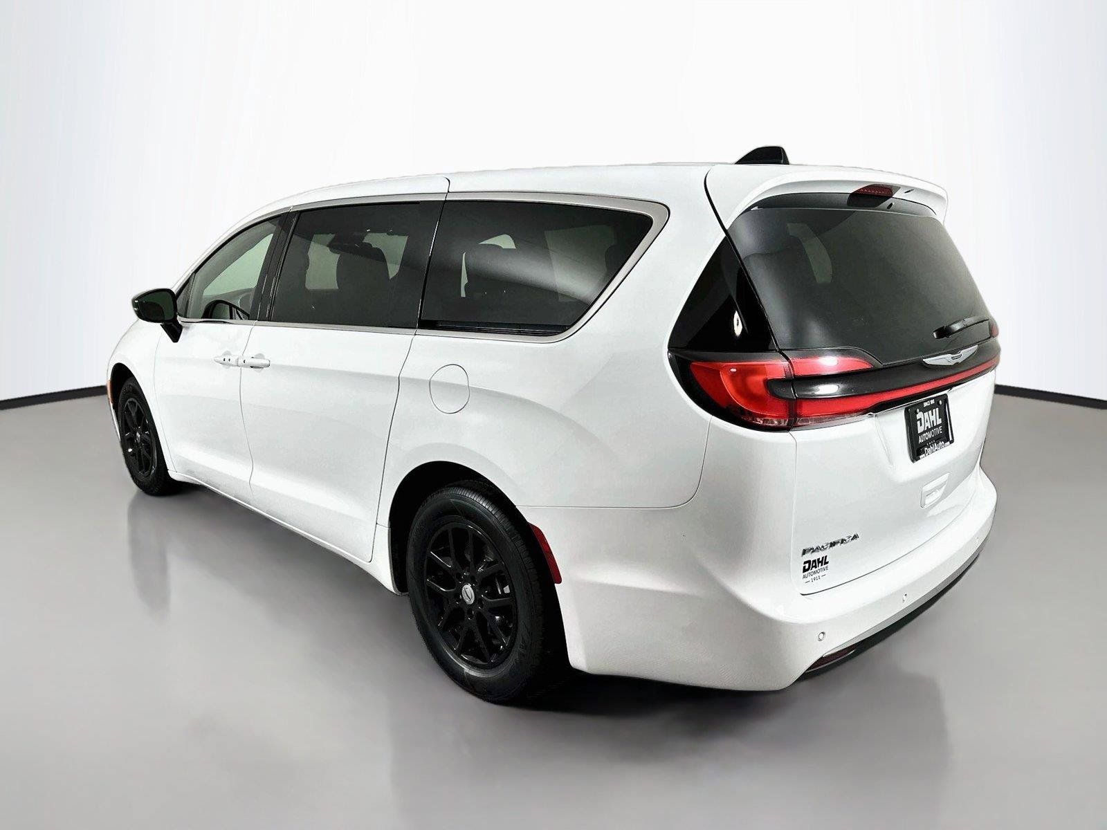 Used 2025 Chrysler Pacifica Select FWD image 10