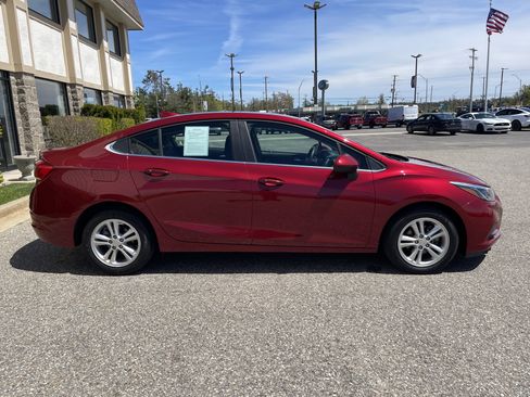 Used 2018 Chevrolet Cruze LT w/ LT Convenience Package FWD image 2