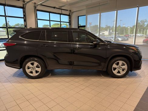 Used 2022 Toyota Highlander LE FWD image 6