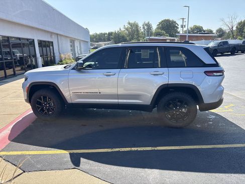 Used 2025 Jeep Grand Cherokee Altitude AWD/4WD image 8