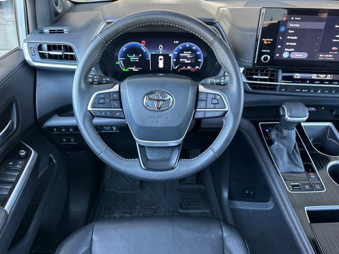 Certified 2025 Toyota Sienna XLE Woodland Edition AWD/4WD image 13