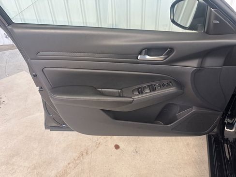 Used 2025 Nissan Altima 2.5 SV image 12