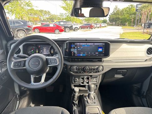 Used 2025 Jeep Wrangler Unlimited Sahara AWD/4WD image 15