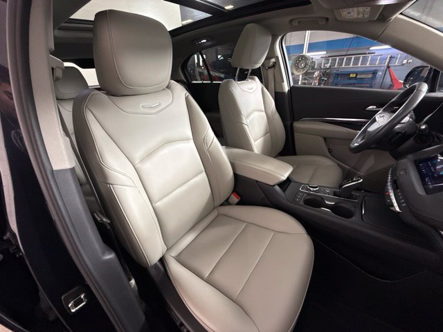Used 2023 Cadillac XT4 Luxury w/ Cold Weather Package AWD/4WD image 34