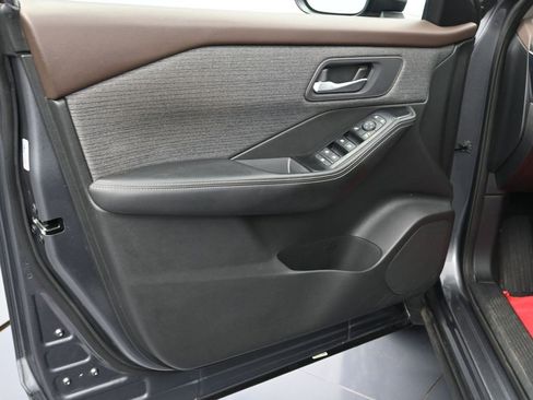 Used 2023 Nissan Rogue SV image 11