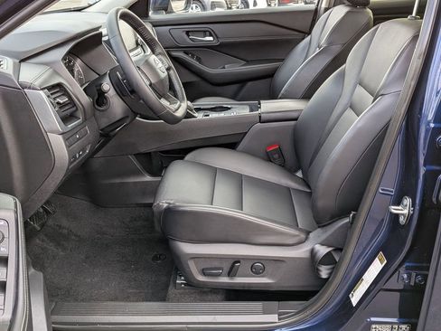 Used 2025 Nissan Rogue SV w/ SV Premium Package image 11