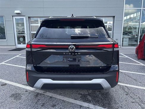 Used 2025 Volkswagen Tiguan S image 5