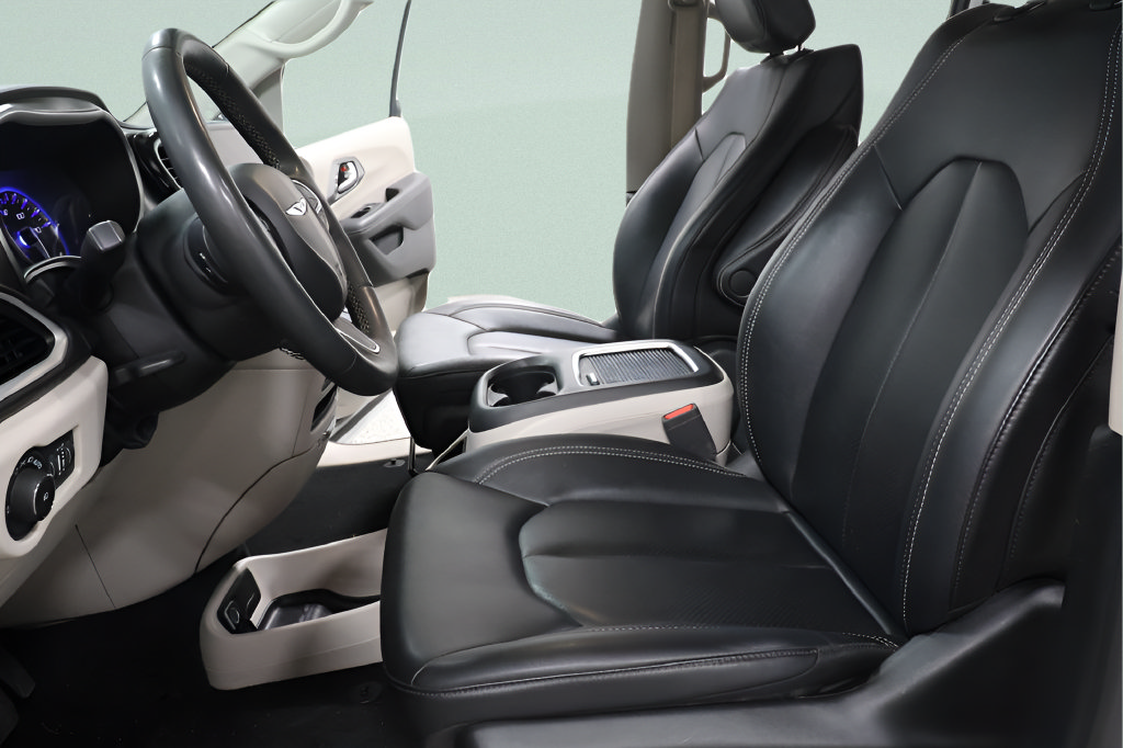 Used 2024 Chrysler Pacifica Touring-L FWD image 19