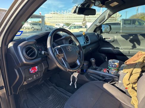 Used 2019 Toyota Tacoma TRD Sport image 11