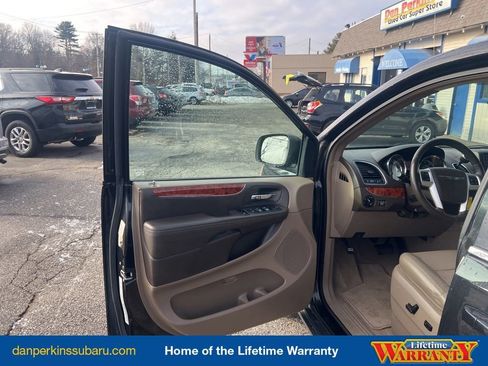 Used 2016 Chrysler Town & Country Touring image 26