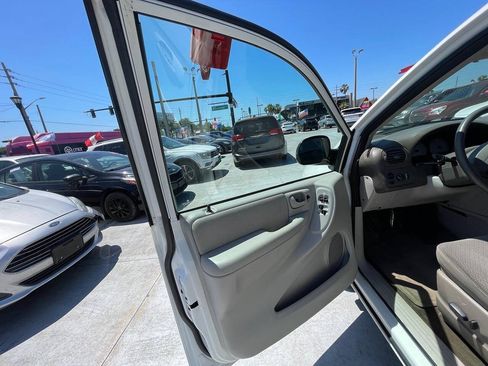 Used 2005 Chrysler Town & Country LX w/ Popular Equipment Group II FWD image 9
