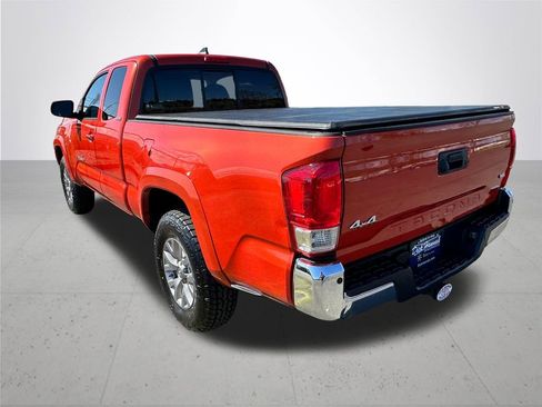 Used 2018 Toyota Tacoma SR5 AWD/4WD image 9
