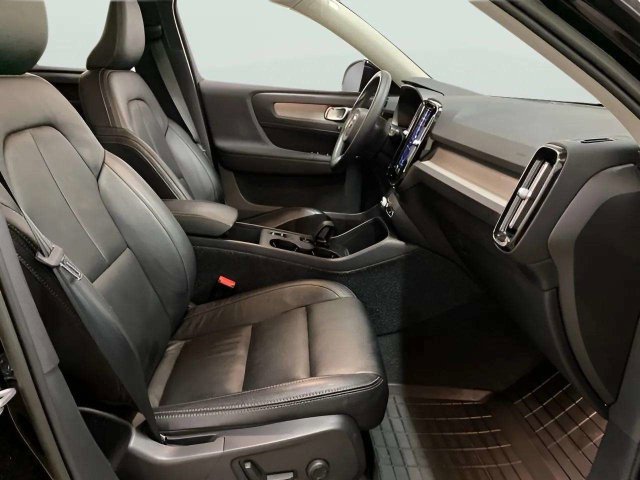 Used 2023 Volvo XC40 B4 Core w/ Convenience Package FWD image 25