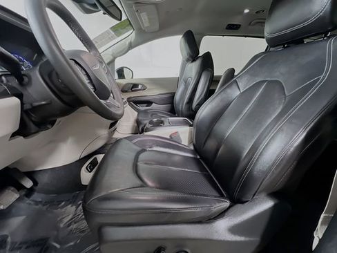 Used 2024 Chrysler Pacifica Touring-L FWD image 11