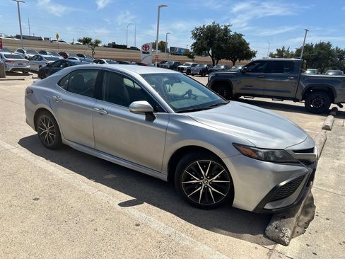 Used 2024 Toyota Camry SE FWD image 2