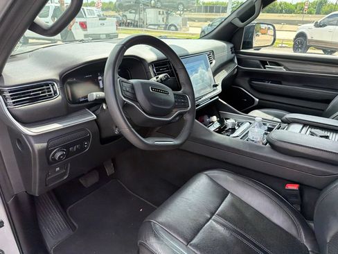 Used 2024 Jeep Wagoneer L Series II RWD image 8