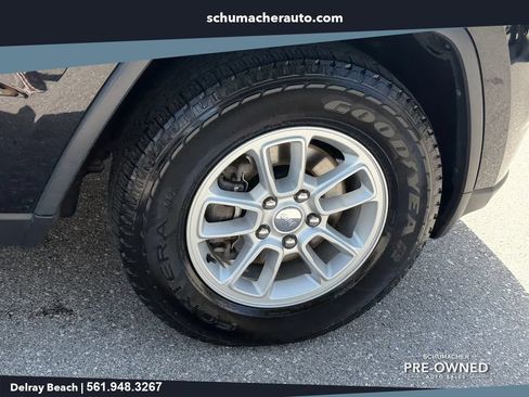 Used 2019 Jeep Grand Cherokee Laredo AWD/4WD image 9