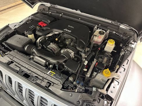 Used 2020 Jeep Gladiator Overland AWD/4WD image 5