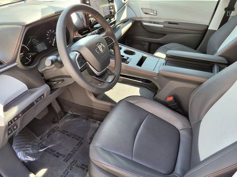 Used 2024 Toyota Sienna XSE w/ XSE Plus Package image 12
