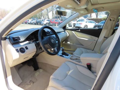 Used 2010 Volkswagen Passat Komfort FWD image 2