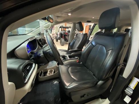 Used 2022 Chrysler Pacifica Touring-L FWD image 10