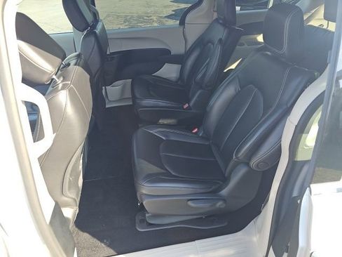 Used 2023 Chrysler Pacifica Touring-L FWD image 14