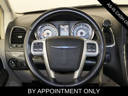 Used 2014 Chrysler Town & Country Touring FWD image 5