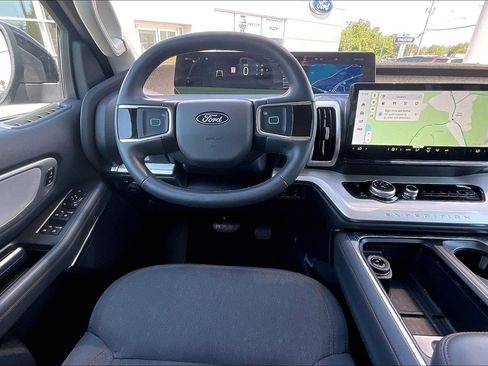 Used 2025 Ford Expedition Max Active AWD/4WD image 5