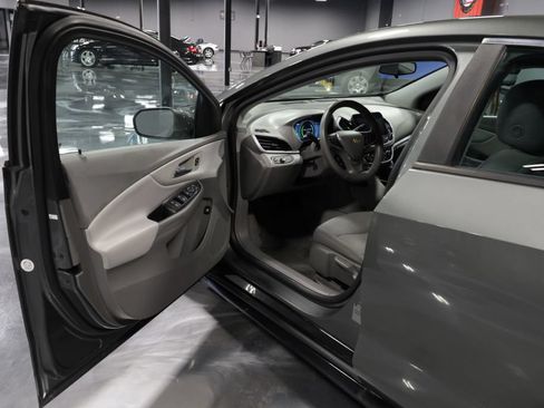 Used 2017 Chevrolet Volt LT w/ Comfort Package FWD image 9