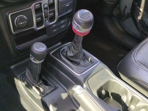 Used 2018 Jeep Wrangler Unlimited Sahara image 30