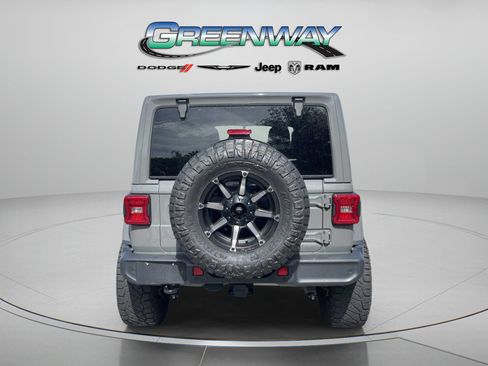Used 2018 Jeep Wrangler Unlimited Sahara AWD/4WD image 3