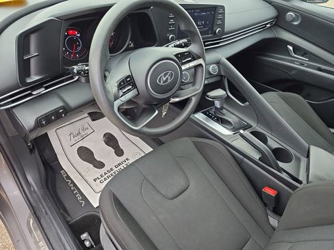 Used 2023 Hyundai Elantra SE w/ Winter Weather Package image 12