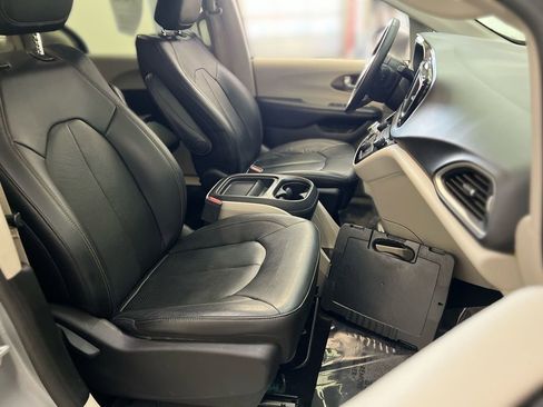 Used 2019 Chrysler Pacifica Touring-L image 26