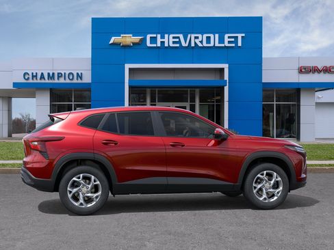 New 2026 Chevrolet Trax LS w/ LS Convenience Package FWD image 5