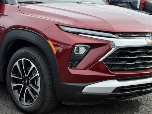 Used 2025 Chevrolet TrailBlazer LT image 2