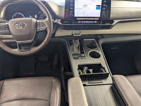 Used 2024 Toyota Sienna Platinum image 25