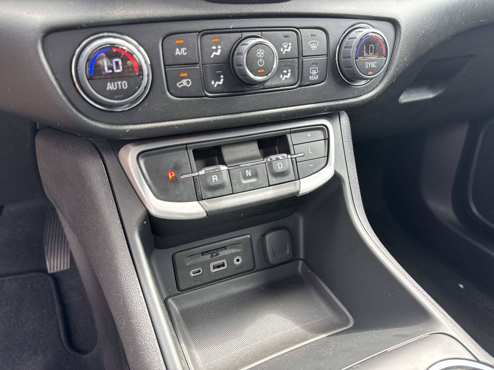 Used 2024 GMC Terrain SLE w/ Driver Convenience Package FWD image 26