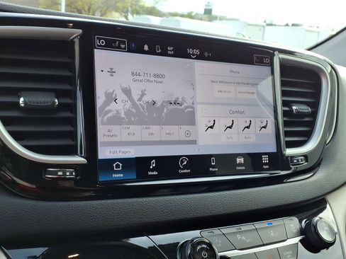 Used 2024 Chrysler Pacifica Touring-L image 11